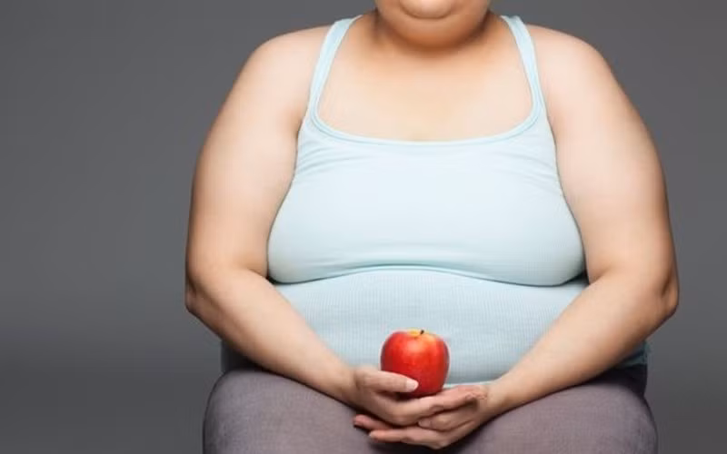 Những người béo phì có xu hướng tích tụ mỡ trong gan gây ra tình trạng gan nhiễm mỡ. Béo phì cũng liên quan tới xơ gan và suy gan. Những người bị tiểu đường do kháng insulin có hàm lượng insulin cao trong máu, gây tăng cân vùng bụng. Điều này khiến gan tích tụ mỡ bên trong gây nên bệnh gan nhiễm mỡ.
