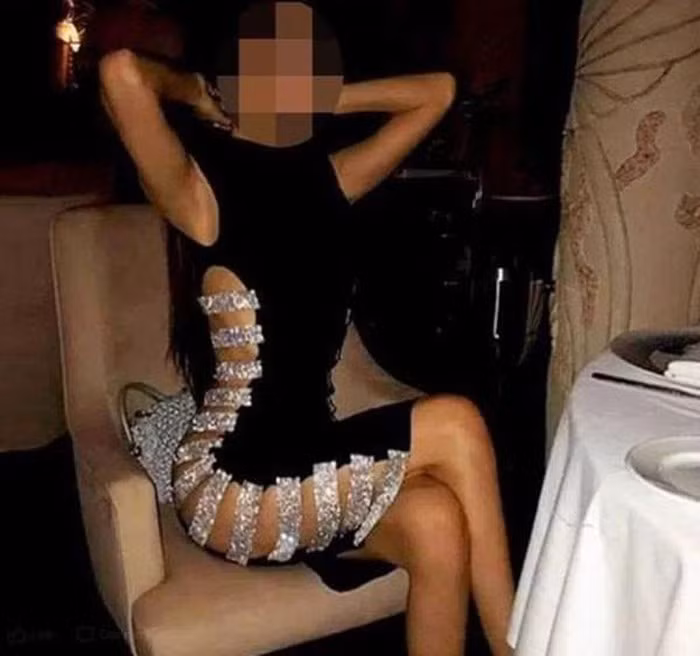 Trang phục hớ hênh, phản cảm khi đi dự đám cưới đã nhiều lần bị cộng đồng mạng lên tiếng "ném đá". Tuy nhiên, dường như một số người vẫn tiếp tục tái diễn gây bức xúc dư luận.