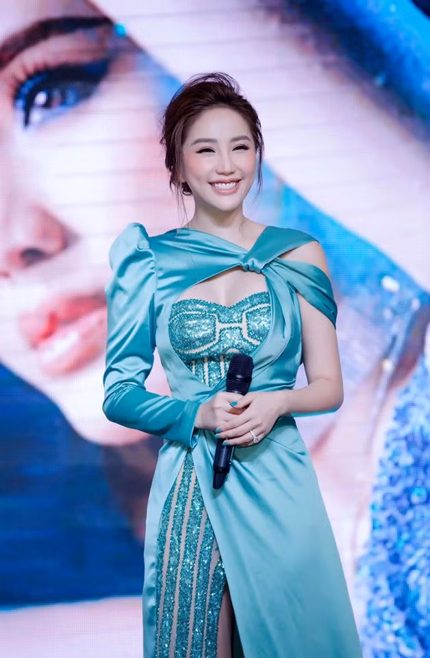 Phong cách thời trang của Bảo Thy trên sân khấu cũng cực kỳ sexy.
