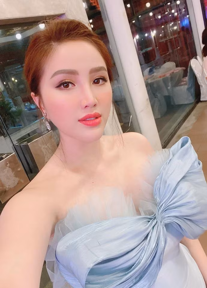 Các bộ đầm ôm dáng giúp khoe triệt để đường cong, vòng một nóng bỏng của Bảo Thy.