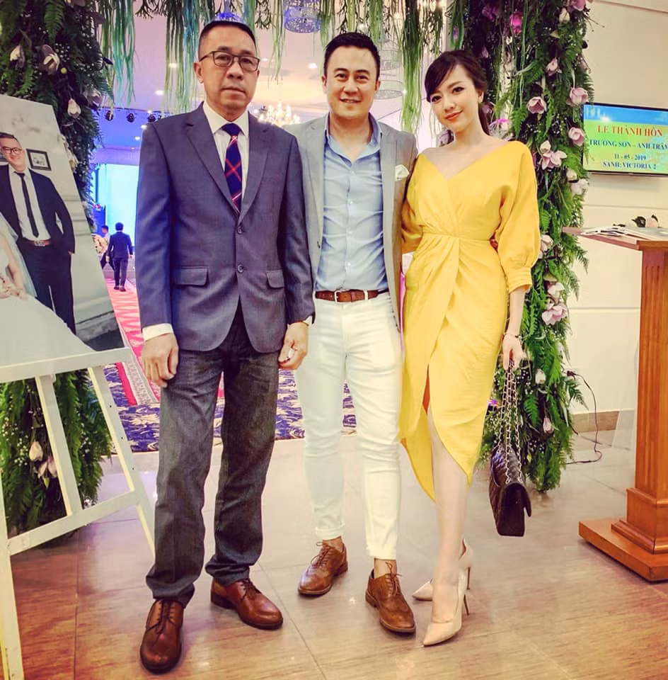 Justin Chiêm mặc trang phục màu sáng làm nền cho bạn gái nổi bật với váy vàng.