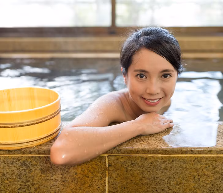 Ngâm mình trong bồn nước nóng: Ngâm mình trong bồn nước nóng sẽ giúp giảm viêm, cải thiện chất lượng giấc ngủ và thậm chí giúp bạn đốt cháy thêm calo.