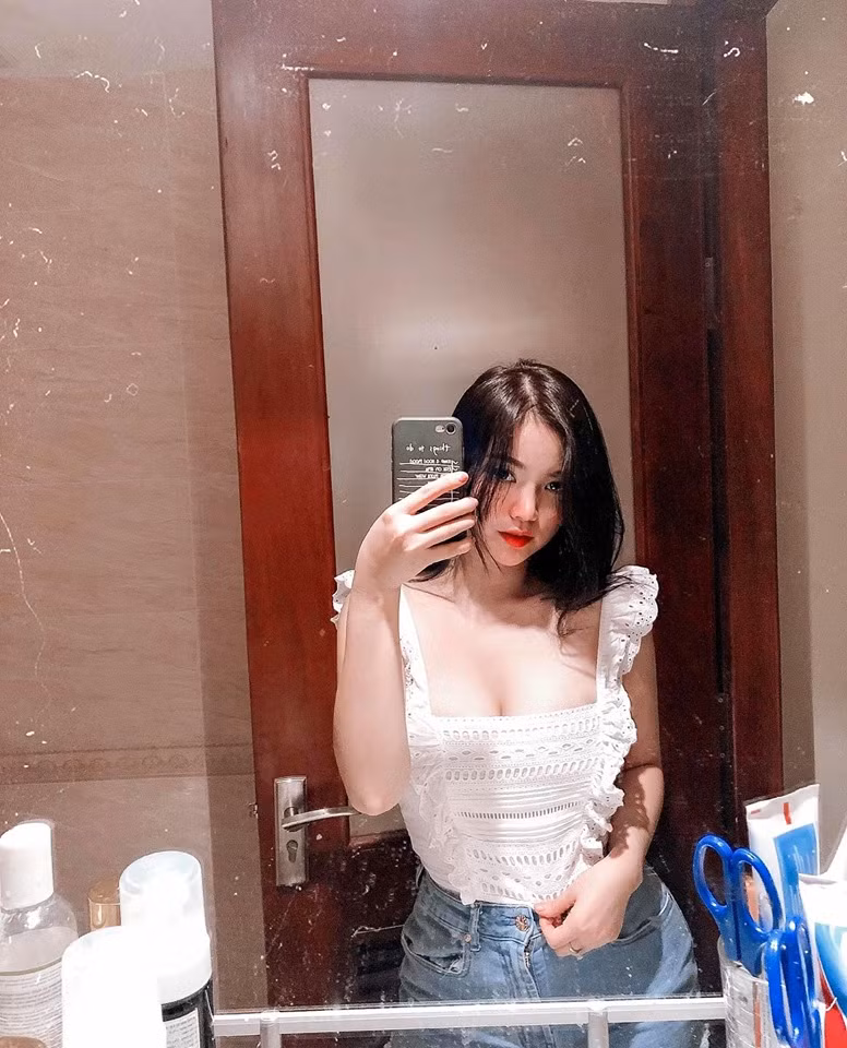 Hot girl Sài thành khá chuộng các kiểu áo cổ vuông khoe ngực "khủng" phối với quần jean trẻ trung. Ảnh: FBNV. Video "Minh Hằng chia sẻ về phong cách thời trang". Nguồn: VTC.