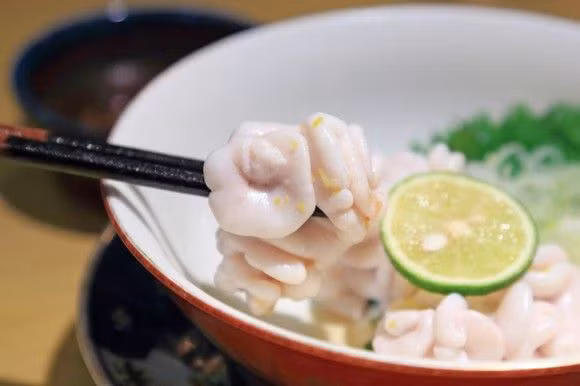 Cách ăn mà người Nhật yêu thích nhất là sau khi hâm nóng một chút, nó được ăn cùng với nước sốt chua cùng với củ cải bào nhuyễn và hành lá cắt mỏng.
