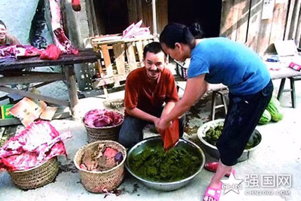 Tuy nhiên chất dịch trên phải được lấy từ những con bò khỏe mạnh và được đun sôi kỹ để đề phòng có bệnh truyền nhiễm cũng như ký sinh trùng độc hại. Chính vì vậy thực khách khi đi ăn "lẩu phân bò" cũng sẽ chọn những nhà hàng có quy mô và tên tuổi để thưởng thức.