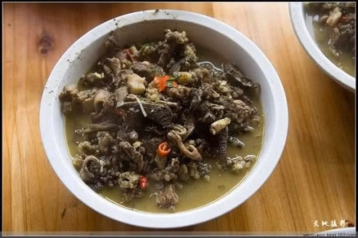 Cách làm món "lẩu phân bò" được người Kiềm (người Quý Châu) khu vực Đông Nam tỉnh lưu truyền từ hàng ngàn năm trước. "Lẩu phân bò" thực chất là sử dụng dịch trong dạ dày của những loài động vật nhai lại.