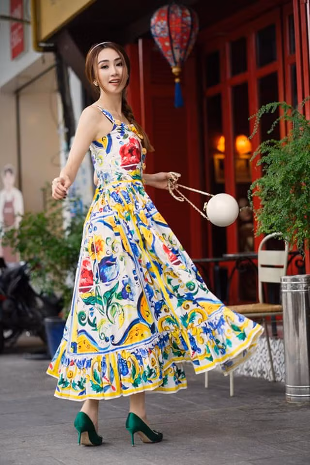 Quý cô sang chảnh Ngân Khánh dạo phố với váy hoa và đôi cao gót xanh lá cây cực sành điệu. Ảnh: FBNV. Video "Minh Hằng chia sẻ về phong cách thời trang". Nguồn: VTC.