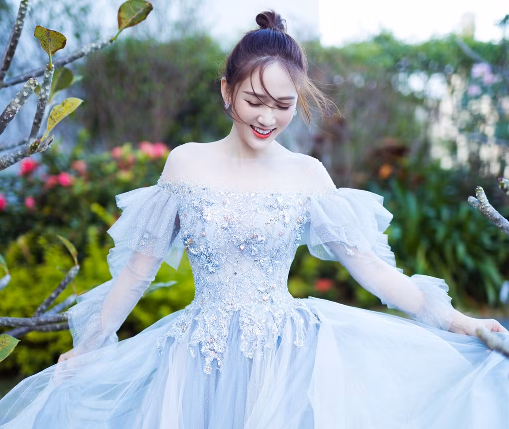 Trần Kiều Ân khoe bờ vai nõn nà trong chiếc đầm trễ vai gợi cảm.