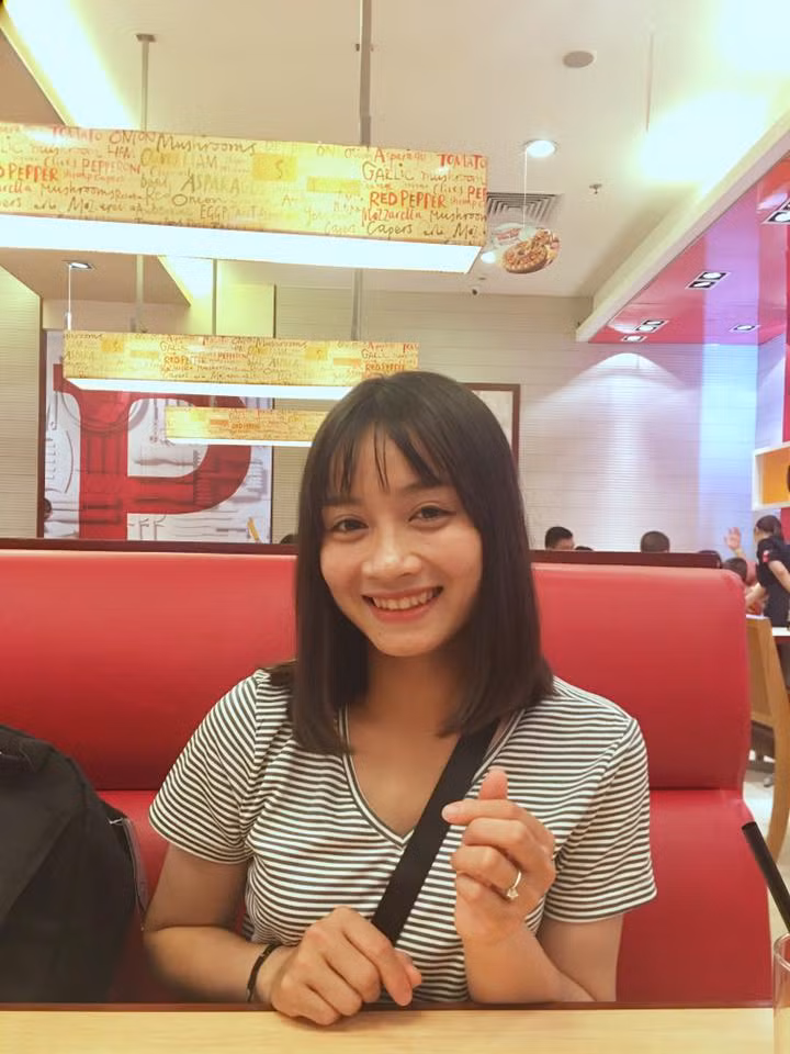 Ngoài ra, Hoàng Loan cũng thường xuyên diện áo phông trẻ trung.
