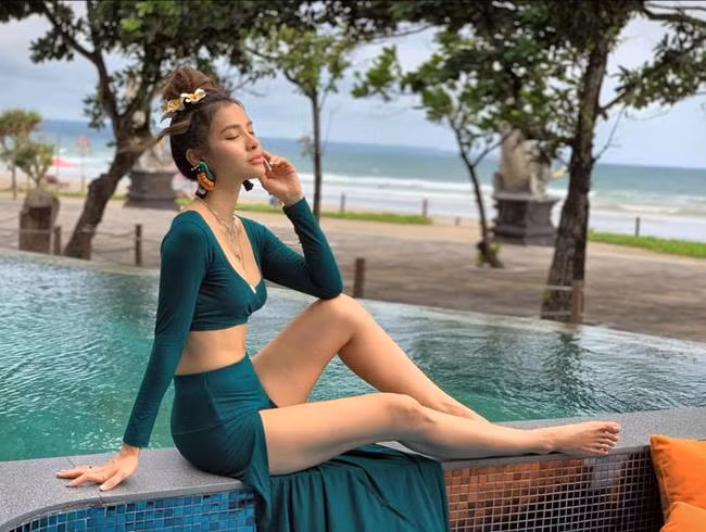 Phương Trinh Jolie cũng chia sẻ trải nghiệm cá nhân khi nhận được những tin nhắn, lời mời đi ăn tối giá 20, thậm chí 40,50 ngàn đô nhưng đều từ chối. Nữ ca sỹ giải thích: "Sau ăn tối là chuyện gì thì ai cũng đoán được”. Người đẹp cũng tiết lộ rằng trong showbiz có người đẹp người sẵn sàng đi ăn tối 2,3 lần là kiếm được căn nhà.