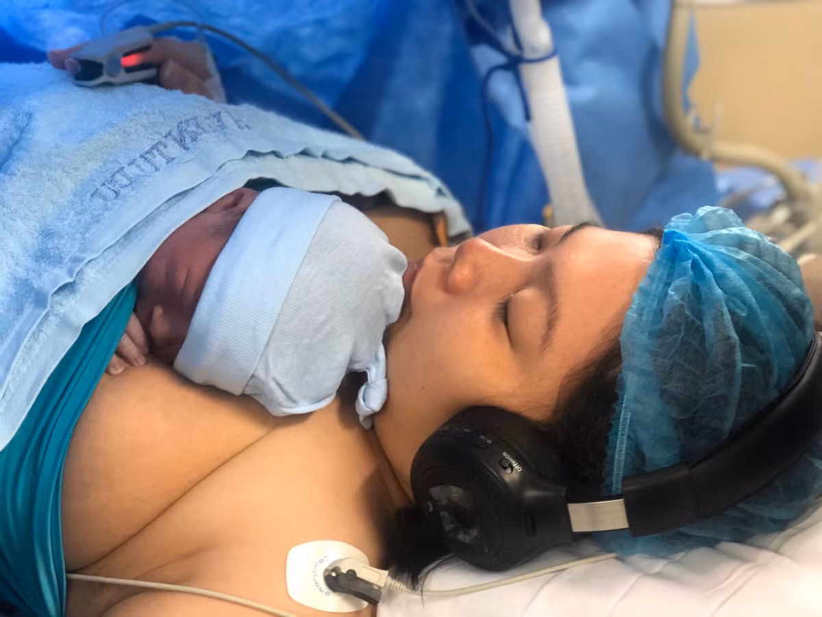 Âm nhạc làm dịu êm tâm lý cho sản phụ khi sinh mổ Am nhac lam diu em tam ly cho san phu khi sinh mo