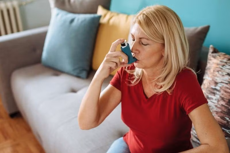 Hen suyễn và các triệu chứng dị ứng: Lượng phấn trong không khí cao có thể kích thích các triệu chứng hen suyễn. Nhiều người bị hen hoặc dị ứng vào mùa xuân, khi hoa nở và cây cối đâm chồi.