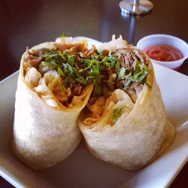 Bánh được cắt đôi và một số quán phục vụ thêm một bát nước dùng cho thực khách.