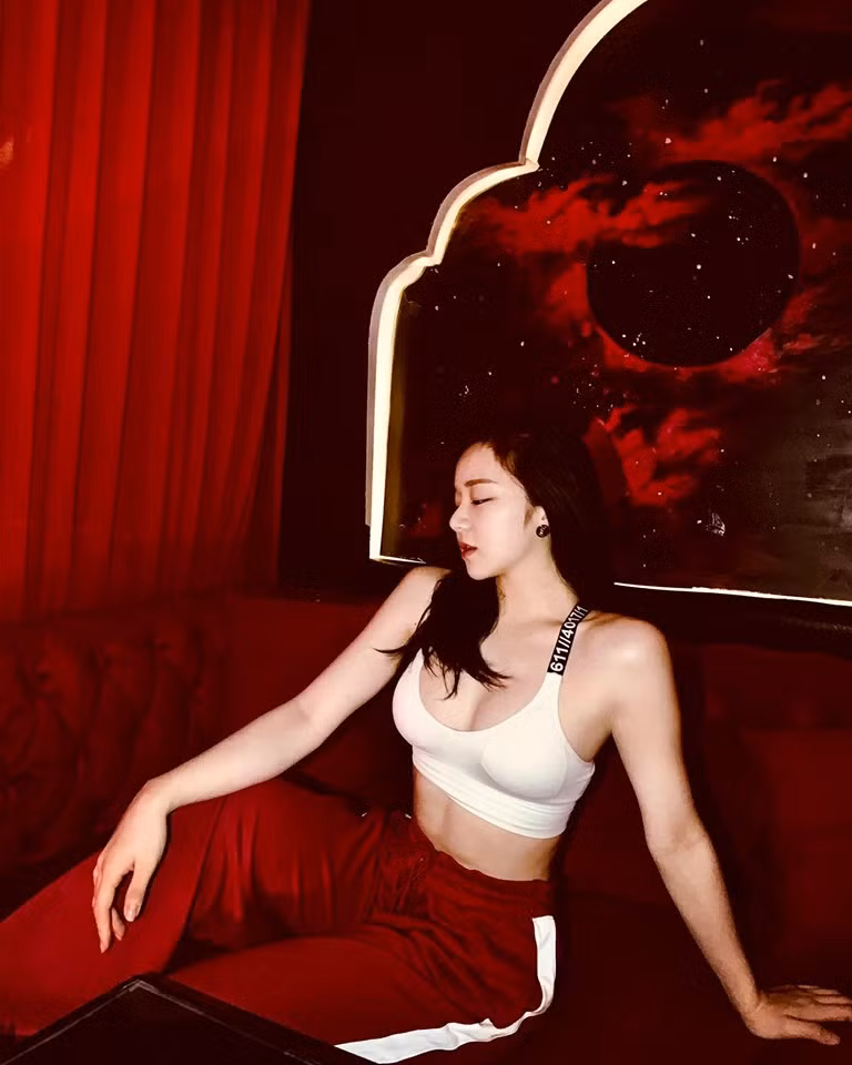 Trên trang cá nhân "hot girl ngủ gật" đăng nhiều ảnh ăn mặc mát mẻ, tạo dáng gợi cảm. 