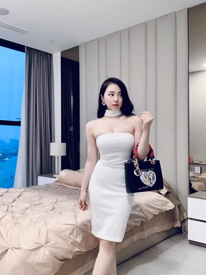 Cô diện chiếc váy trắng cúp ngực ôm sát như thể đang "bức tử" vòng một.
