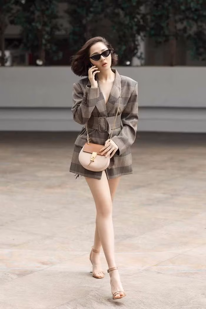 Những lần thả vòng 1 tự tin của Bảo Anh không gây phản cảm vì cô rất khéo tiết chế trang phục hở. Ảnh: FBNV. Video "Minh Hằng chia sẻ về phong cách thời trang". Nguồn: VTC.