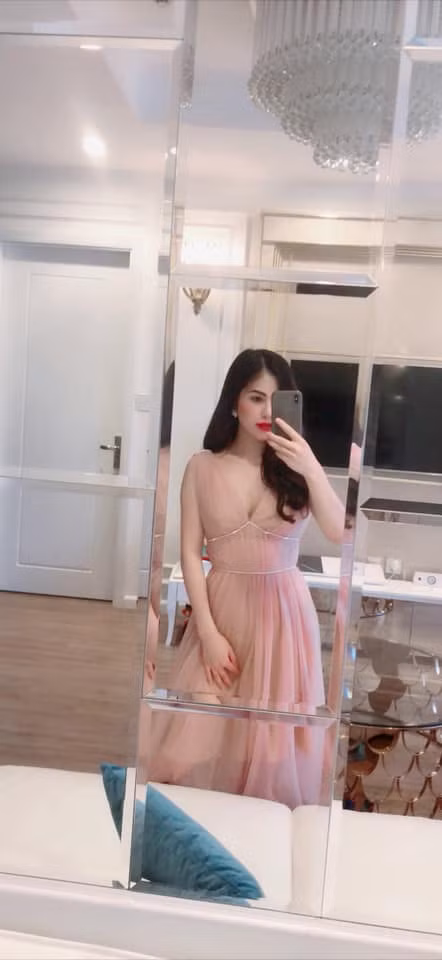 Trên trang cá nhân, Trần Hương thường khoe ảnh mặc trang phục mát mẻ, quyến rũ.