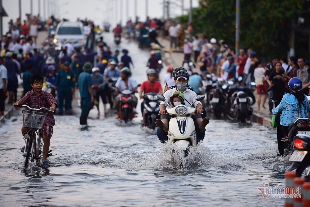 Phương tiện di chuyển khó khăn qua đoạn đường ngập nước.