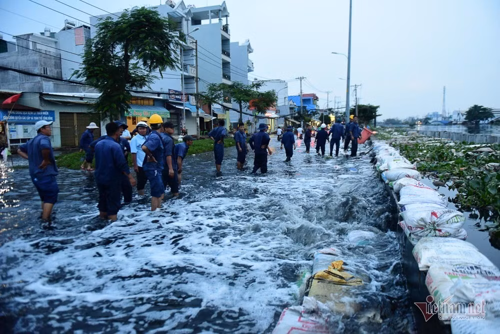 Chiều 30/9, dù được chắn nhiều bao cát nhưng nước triều vẫn 'tấn công' nhà dân. Tuy nhiên lượng nước tràn vào thấp hơn nhiều so với ngày 29/9 khi vỡ bờ bao.