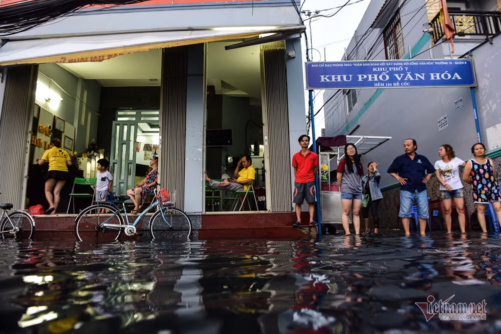 Người dân lo lắng khi đoạn bờ bao mong manh có thể bị vỡ bất cứ lúc nào.