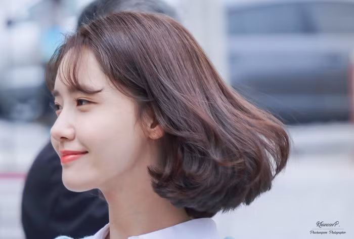 Bên cạnh đó, Yoona còn bật mí cách rửa mặt để da luôn săn chắc, ngăn ngừa chảy xệ chính là vòi sen. Theo cô, việc rửa mặt dưới vòi sen có tác dụng massage và kích thích máu lưu thông dưới da.