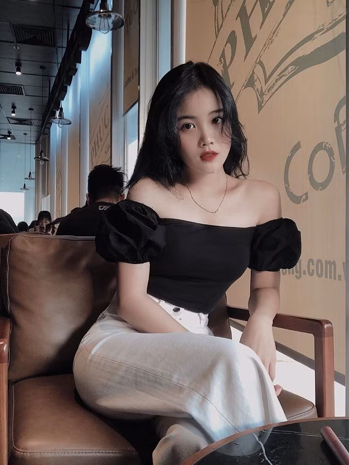 Bạn gái Văn Hậu nữ tính trong set đồ áo trễ vai đen và quần trắng toát lên sự gợi cảm. Ảnh: FBNV. Video "Minh Hằng chia sẻ về phong cách thời trang". Nguồn: VTC.