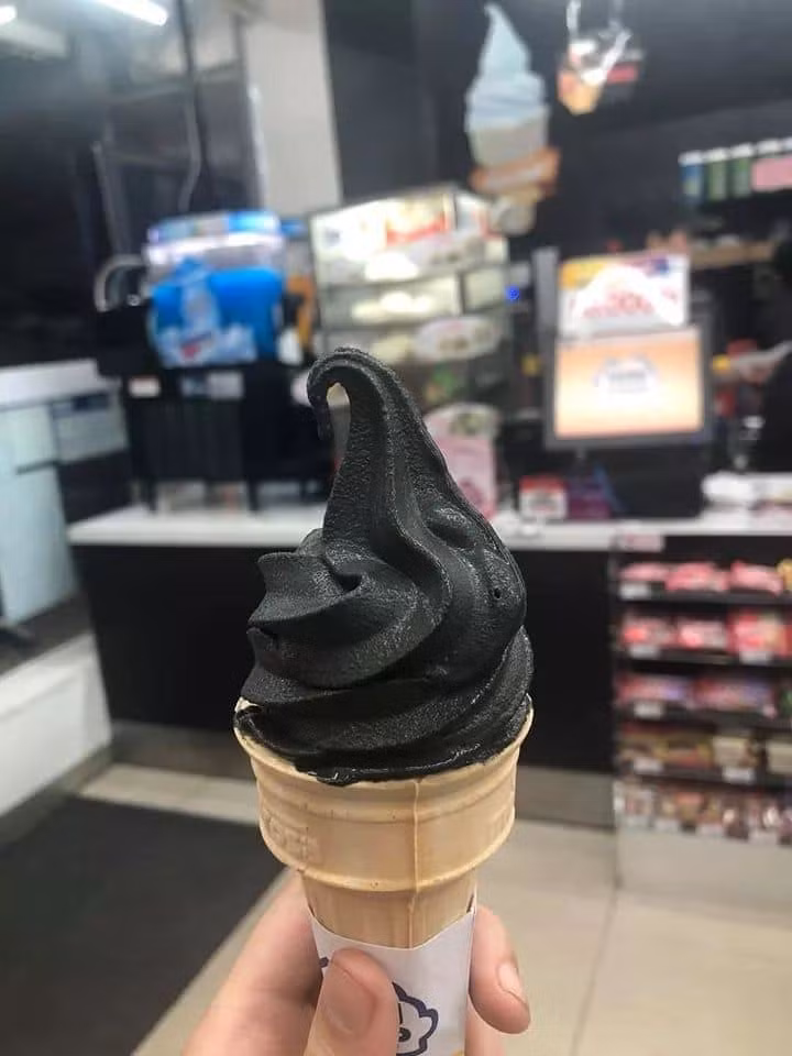 Ngoài ra, một số các nhãn hàng kem nổi tiếng cũng sản xuất các loại kem mang hương vị tinh than tre, thu hút giới trẻ khá nhiều.