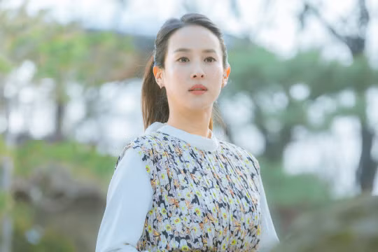 Ngoài ra, Cho Yeo Jung còn dành khá nhiều thời gian cho việc chăm sóc làn da. Nữ diễn viên có làn da khô, cộng với điều kiện thời tiết Hàn nên cô rất chú trọng đến việc cấp ẩm. Đầu tiên phải để đến quy tắc 3-3-3.