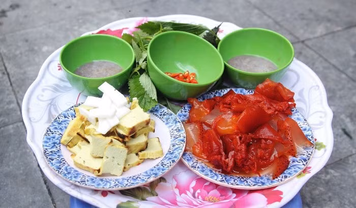 Sứa đỏ: Về Hải Phòng, bạn phải đi đúng mùa sứa đỏ để thưởng thức món gỏi sứa đặc sản đất cảng. Để thưởng thức món ăn độc đáo này, nguyên liệu đi kèm cần phải có đầy đủ bao gồm bỗng, dừa nạo, đậu phụ rán. Bạn quấn các nguyên liệu trên cùng lá tía tô, thêm chút sứa đỏ giòn sần sật và cảm nhận hương vị vừa ngon vừa mát.