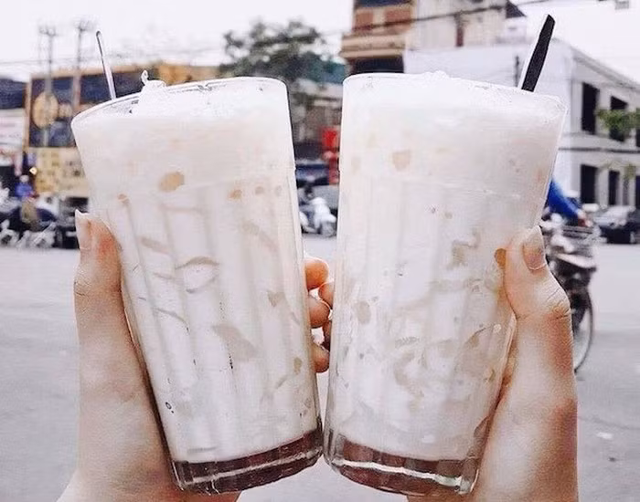 Chè dừa dầm là một đặc sản quen thuộc của Hải Phòng. Món ăn vặt này vừa thơm béo hương dừa, ngọt đậm bởi sữa đặc, thêm chút sần sật mướt mát của dừa non thái dày. Vị man mát của thạch dừa hòa với vị ngậy của sữa tươi và dừa non bào tạo nên hương vị vô cùng đã miệng.