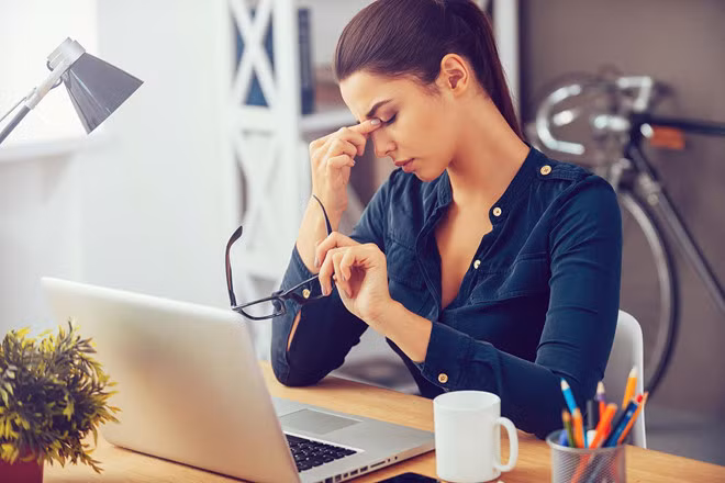 Nghe nhạc: Âm nhạc giúp bạn cảm thấy cơ thể nhiều năng lượng và khỏe khoắn hơn. Những nhịp điệu vui vẻ, sôi động sẽ giúp bạn bớt uể oải. Video "Bí quyết làm đẹp của sao Việt". Nguồn: VTC.
