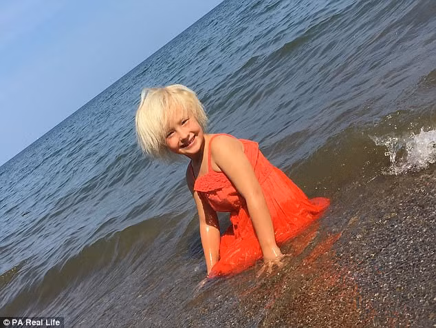 Little Charleigh Sayor (7 tuổi) sống tại Michigan (Mỹ) mắc phải một hội chứng rối loạn di truyền hiếm gặp khiến cô bé có mái tóc dựng đứng bất thường như nữ thần mặt trời.
