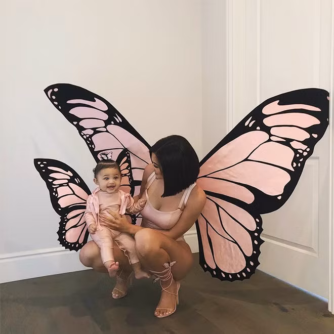Vào dịp Halloween 2018, Kylie và con gái cùng diện đồ màu hồng và đeo cánh bướm khổng lồ cùng tông màu. Ảnh: Internet. Video "Minh Hằng chia sẻ về phong cách thời trang". Nguồn: VTC.
