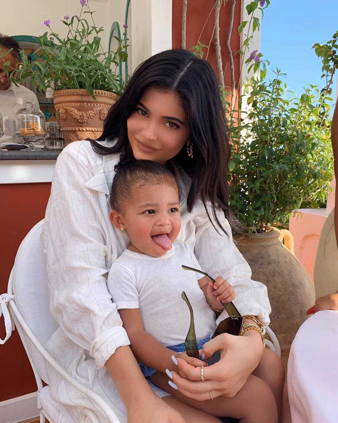 Hai mẹ con Kylie diện đồ trắng và có những biểu cảm cực dễ thương.