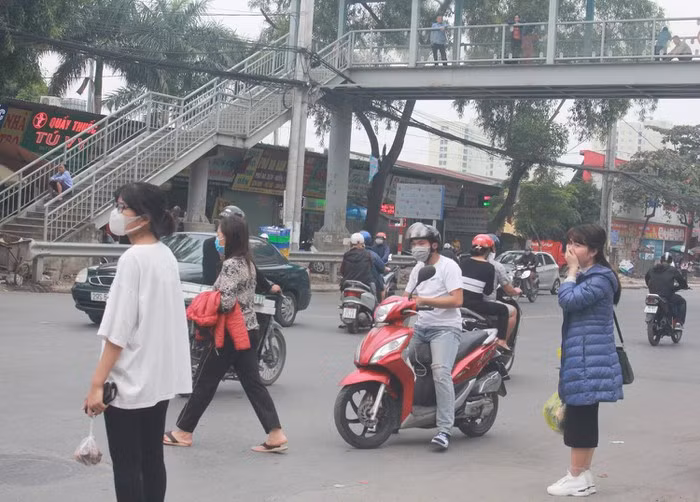 Tuy nhiên, theo quan sát của PV, nhiều người dân lại không sử dụng cây cầu đi bộ mà bất chấp nguy hiểm đi dưới lòng đường.