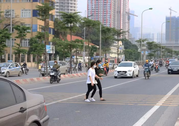 Đường Phạm Văn Đồng (trước cổng trường Đại học Ngoại ngữ Hà Nội) có hệ thống hầm đi bộ rất hiện đại, song nhiều bạn sinh viên không sử dụng, sẵn sàng băng qua đường.