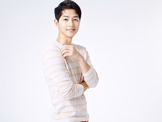 Song Joong Ki chia sẻ là mình thường dùng sữa để rửa mặt vào buổi tối trước khi đi ngủ. Nhờ vậy làn da sẽ mịn màng và trắng sáng hơn.
