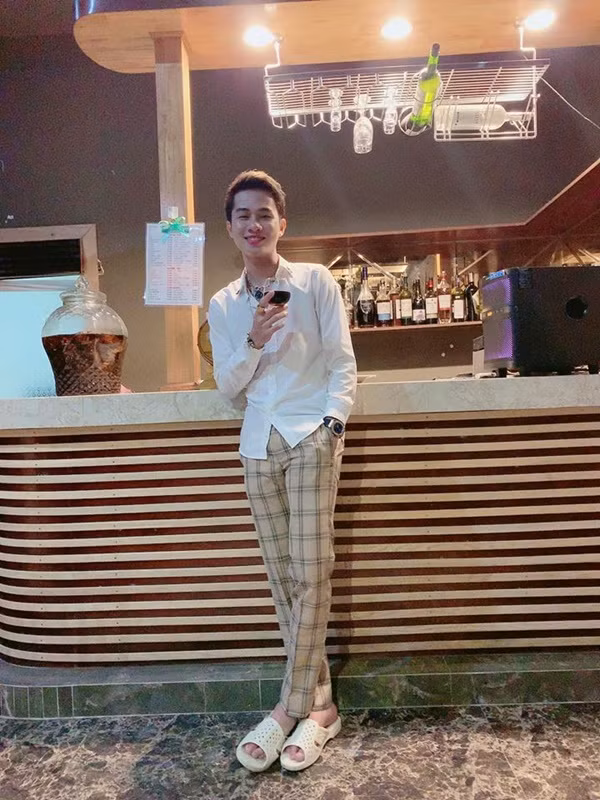  Phong cách thời trang của Jack cũng có phần sến súa. Đặc biệt, phải kể đến kiểu tóc siêu ấn tượng khiến nhiều người liên tưởng đến mái tóc huyền thoại của "Khá Bảnh". Lúc thì Jack để tóc nuôi đuôi dế dài, khi lại nhuộm vàng khè.