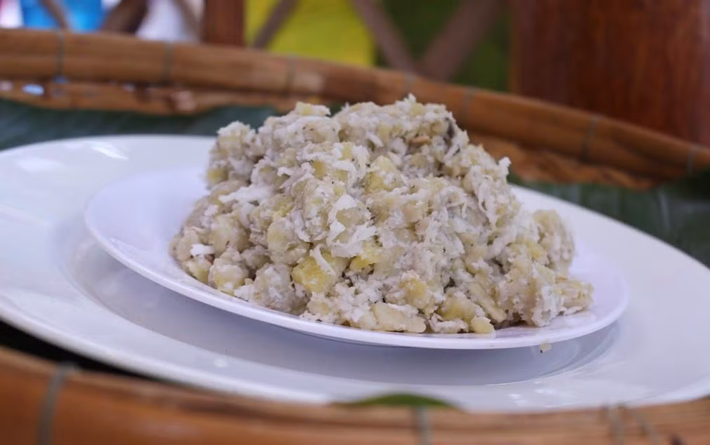 Có một điểm thú vị là món ăn này được dùng kèm với các loại rau sống như lá lốt, rau thơm, húng lủi… Bên cạnh là bánh tráng và không thể thiếu bát nước chấm chua ngọt. Các nguyên liệu trên kết hợp cùng nhau tạo nên một hương vị là lạ mà lại khó quên cho những ai đã từng thưởng thức món ăn này.