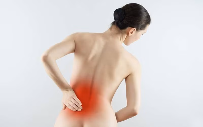 Đau bụng dưới hoặc vùng chậu: Hiện tượng đau bụng dưới có thể là do sự co bóp cổ tử cung gây ra. Phụ nữ ở độ tuổi sinh sản khi thấy đau bụng dưới thường xuyên thì không nên chủ quan. Nếu cơn đau này xuất hiện trong khi bạn không có kinh, nó có thể là dấu hiệu của ung thư buồng trứng.