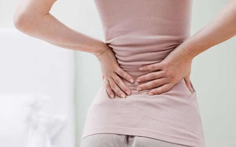 Thường xuyên đau lưng: Đây là triệu chứng tiền kinh nguyệt mà rất nhiều trường hợp nữ giới gặp phải. Dấu hiệu này cũng đáng cẩn trọng với căn bệnh ung thư buồng trứng.