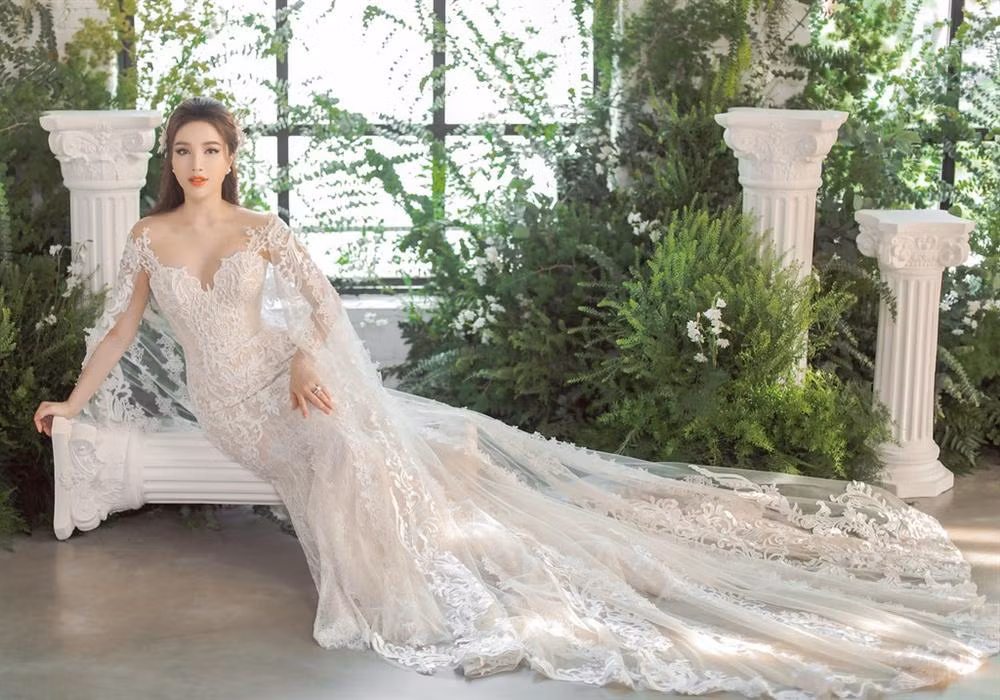 Bộ váy thứ hai của "công chúa bong bóng" là một thiết kế đầm ren đuôi cá vô cùng kiêu sa gợi cảm.