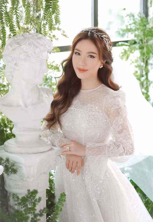 Chi tiết vải voan lưới phủ trên ngực và tay, từng đường thêu ren được thực hiện tỉ mỉ, tinh xảo giúp cô dâu Bảo Thy xinh đẹp như tiên giáng trần.