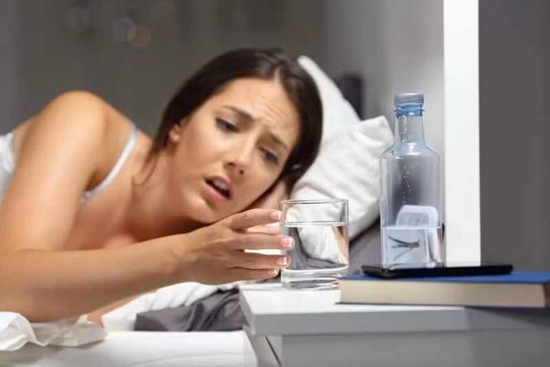 Thiếu nước: Khi cơ thể thiếu nước, vùng má và mắt hóp lại, khiến mắt bạn thâm quầng. Thêm vào đó, thiếu nước làm da xỉn màu, khiến cho các khuyết điểm trên khuôn mặt càng rõ ràng hơn.