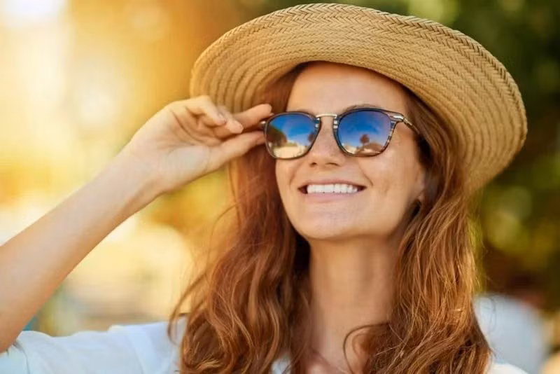 Ánh nắng mặt trời: Khi tiếp nhận quá nhiều ánh nắng mặt trời, cơ thể sẽ sản sinh melanin. Melanin làm cho da bị sạm, đồng thời khiến vùng da dưới mắt trở nên tối màu hơn. Vì vùng da dưới mắt nhạy cảm hơn nên sự thay đổi sẽ nhanh chóng và rõ rệt hơn các vùng da khác.