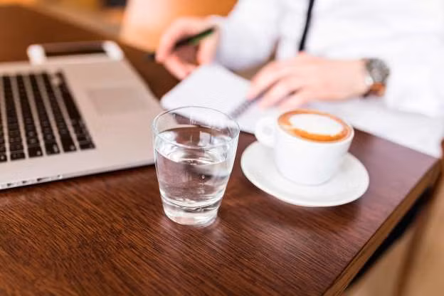 Uống nước xen kẽ trong lúc uống cafe, bởi mỗi ngụm nước có thể cuốn trôi vết ố nhanh chóng trước khi chúng bám vào răng của bạn.