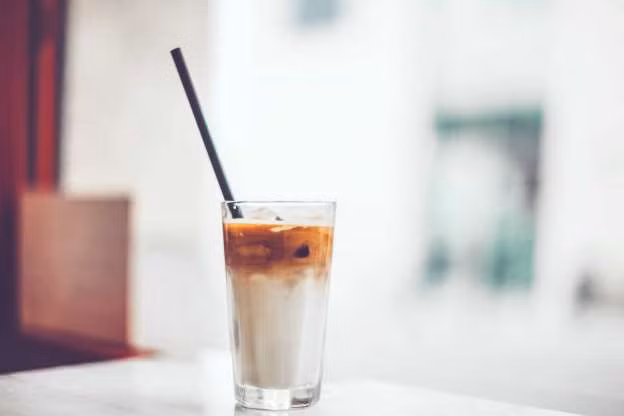 Sử dụng ống hút sẽ khiến răng của bạn ít phải tiếp xúc với cafe hơn so với uống trực tiếp.