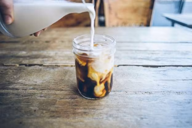 Thêm sữa vào cafe - Có sự khác biệt đáng kể khi bạn uống cafe đen với cafe sữa. Theo một nghiên cứu đăng trên tạp chí nha khoa, casein và protein trong sữa có thể ngăn ngừa các vết ố răng. Để có kết quả tốt nhất, hãy sử dụng sữa động vật.