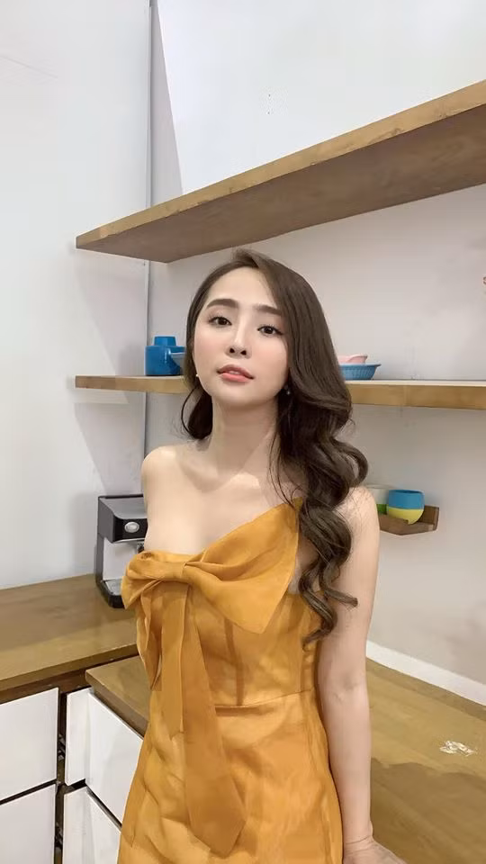 Những chiếc đầm của cô thường có điểm nhấn ở ngực hoặc eo.