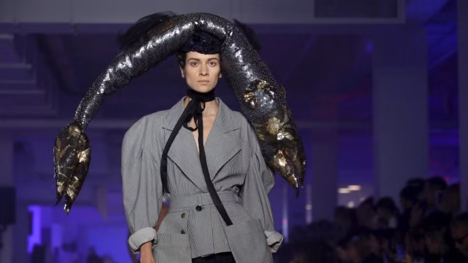 Khán giả ngán ngẩm với phụ kiện kỳ quặc hình con cá đội đầu của Vivienne Westwood.